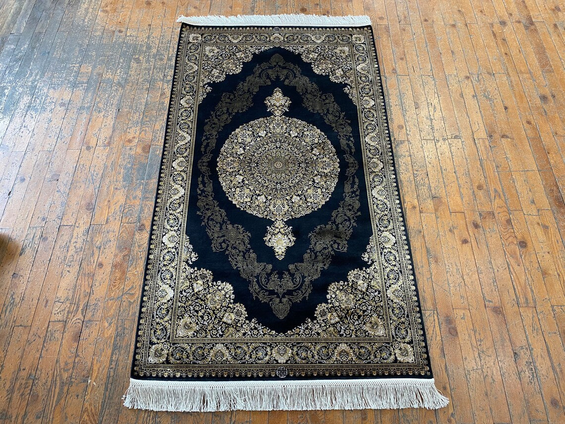 Alfombra de seda turca con medallón negro de 3 x 5 pies