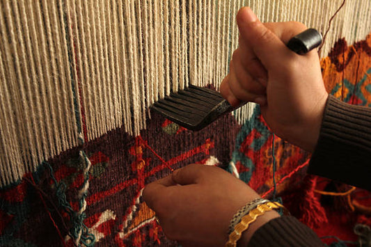 Close up comparison of single knot Senneh and double knot Ghiordes weaving techniques in Turkish rugs