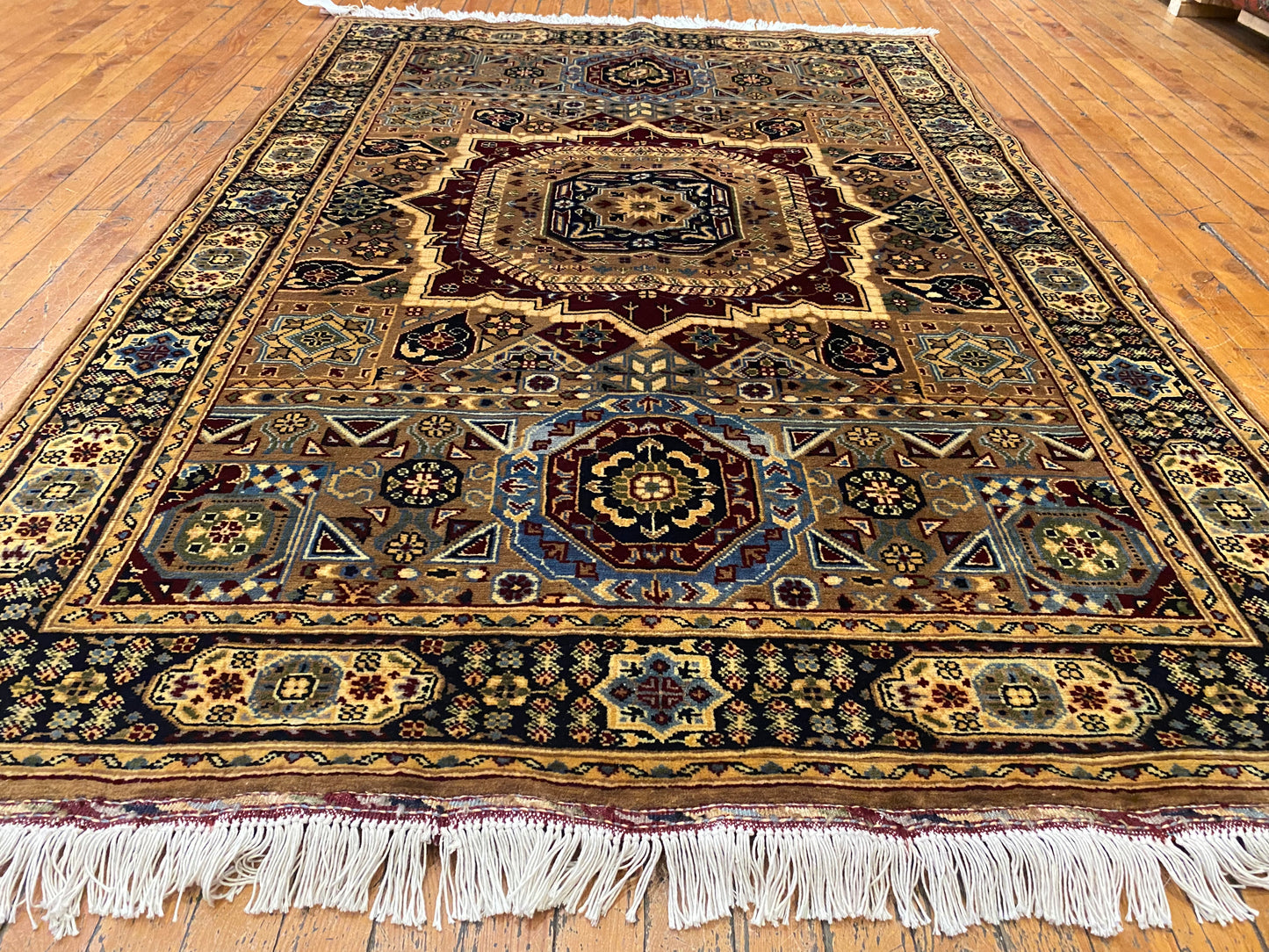 Hand-Knotted Wool Oriental Carpet with Geometric Pattern 4”x5’7”