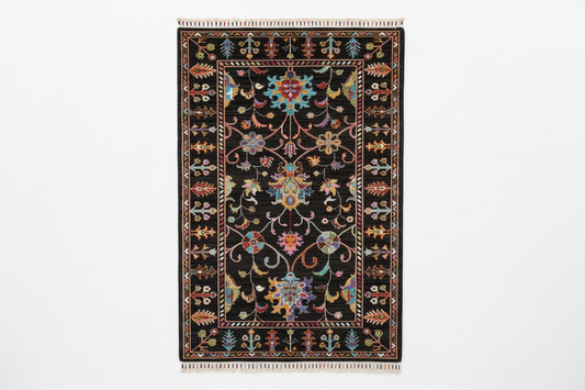 Black Floral Carpet - asılı beyaz arka plan