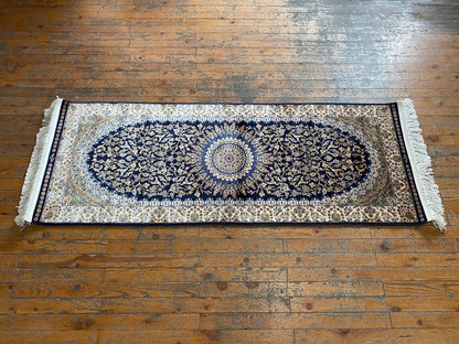 Alfombra tradicional turca de seda azul de 2 x 5 pies