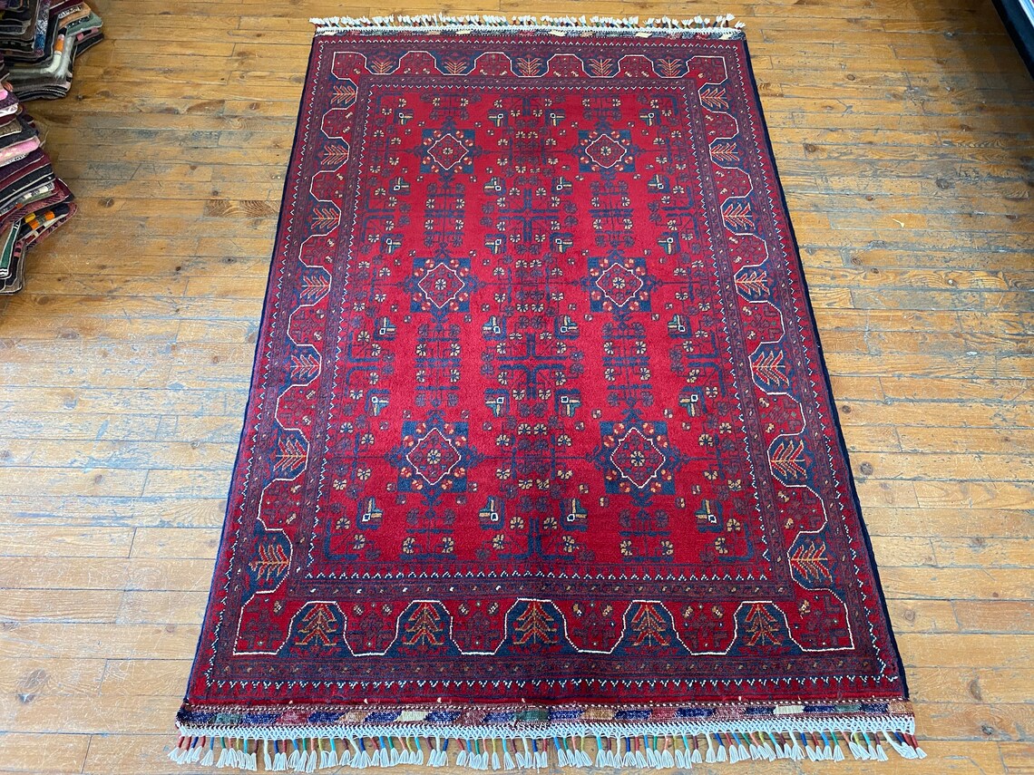 IMPRESIONANTE ALFOMBRA HECHA A MANO CON TINTE NATURAL DE 4X6