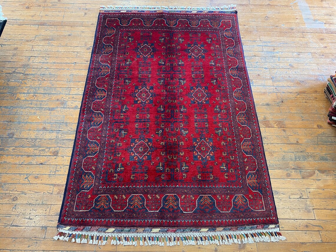 IMPRESIONANTE ALFOMBRA HECHA A MANO CON TINTE NATURAL DE 4X6