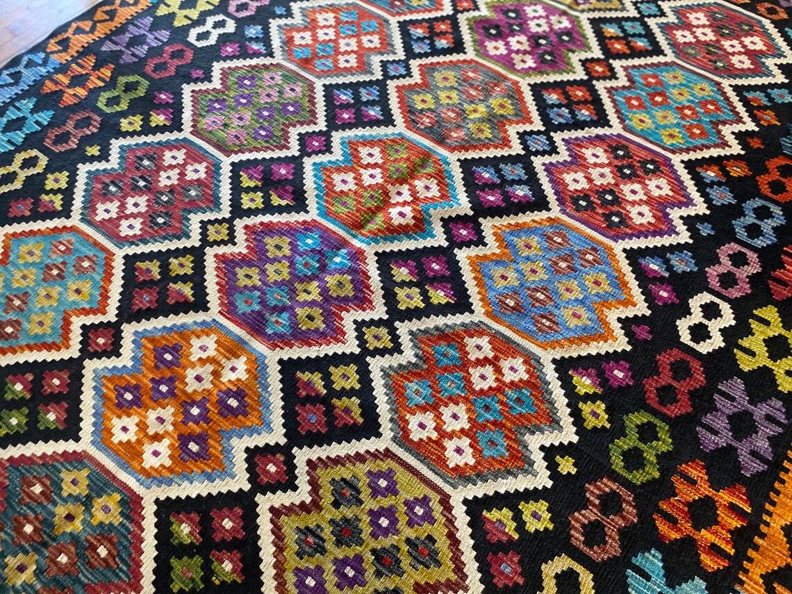 7x10ft GEOMETRIC OVERSIZE SALOON KILIM