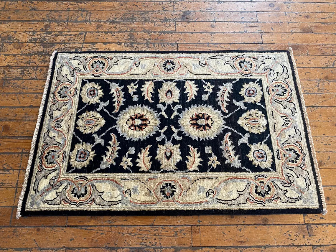 Pequeña alfombra floral hecha a mano