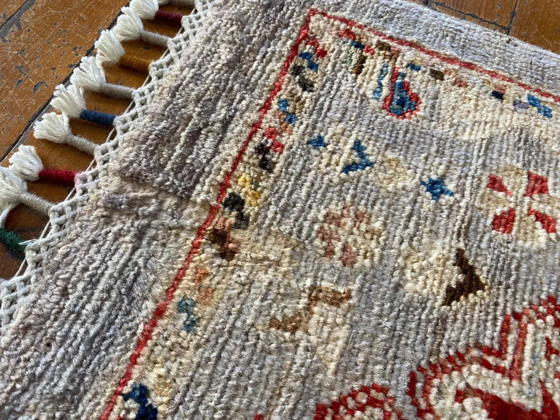 Alfombra pequeña de color crema con tinte natural hecha a mano de 2 x 3 pies