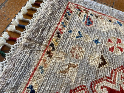 Alfombra pequeña de color crema con tinte natural hecha a mano de 2 x 3 pies