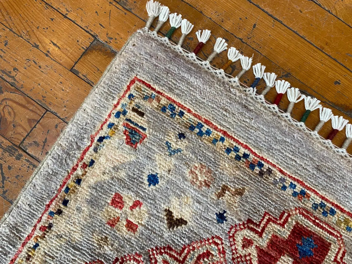 Alfombra pequeña de color crema con tinte natural hecha a mano de 2 x 3 pies