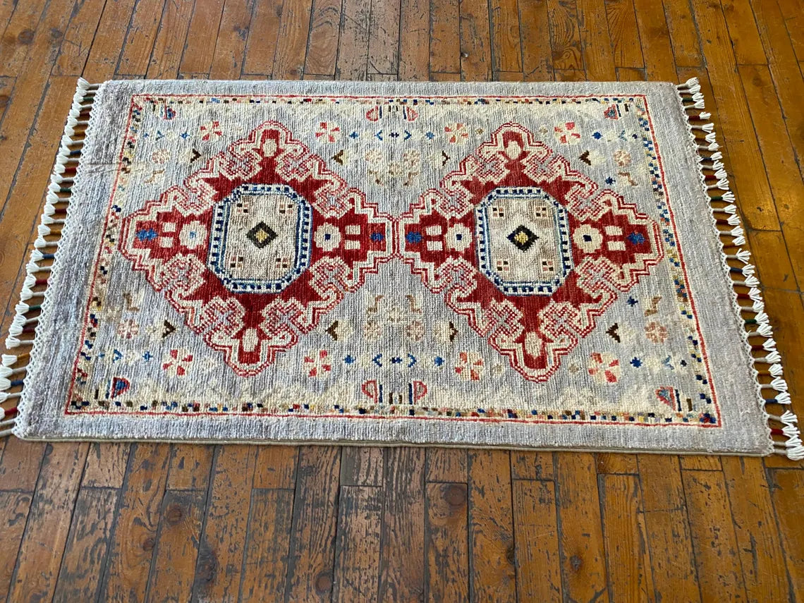 Alfombra pequeña de color crema con tinte natural hecha a mano de 2 x 3 pies