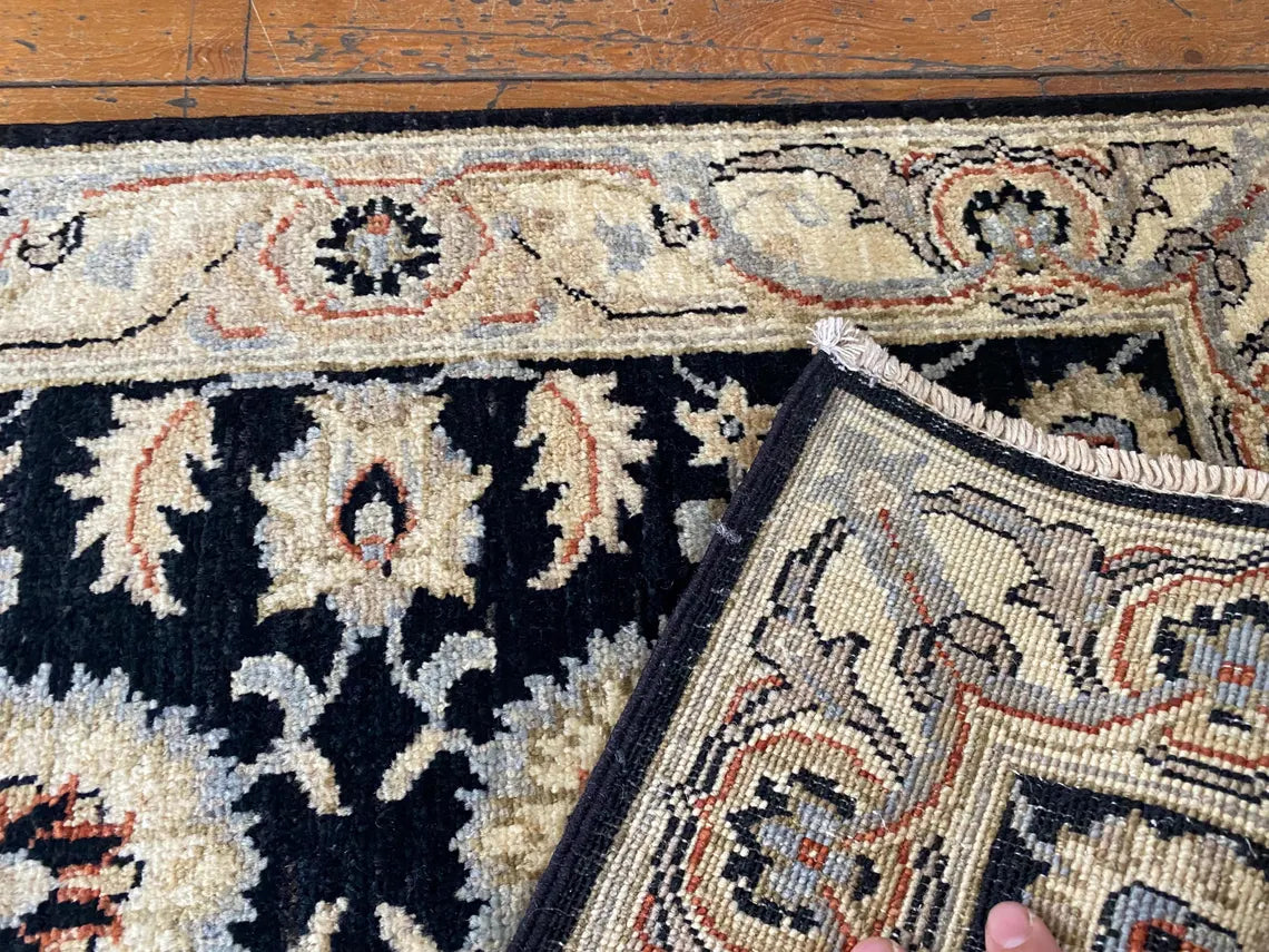 Pequeña alfombra floral hecha a mano