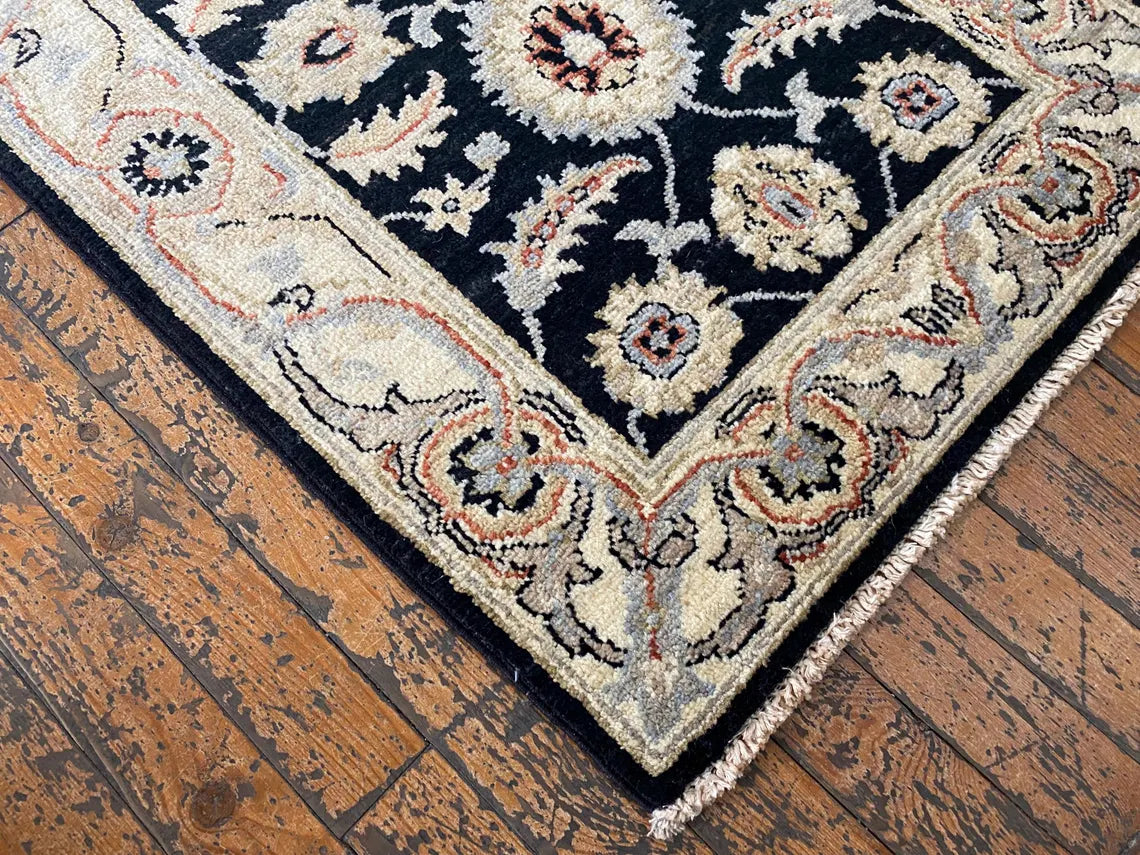 Pequeña alfombra floral hecha a mano