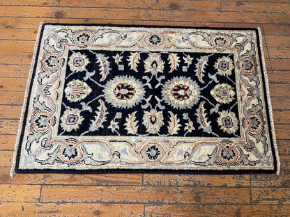 Pequeña alfombra floral hecha a mano