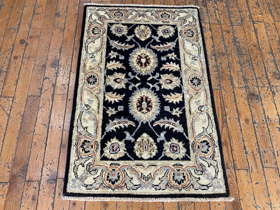 Pequeña alfombra floral hecha a mano