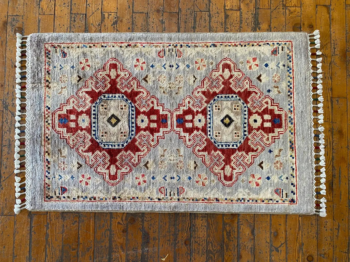 Alfombra pequeña de color crema con tinte natural hecha a mano de 2 x 3 pies