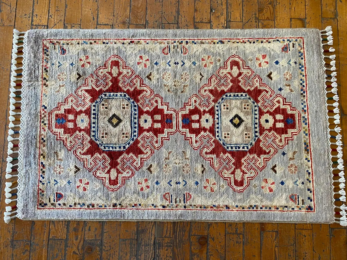 Alfombra pequeña de color crema con tinte natural hecha a mano de 2 x 3 pies