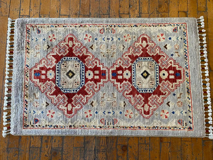 Alfombra pequeña de color crema con tinte natural hecha a mano de 2 x 3 pies