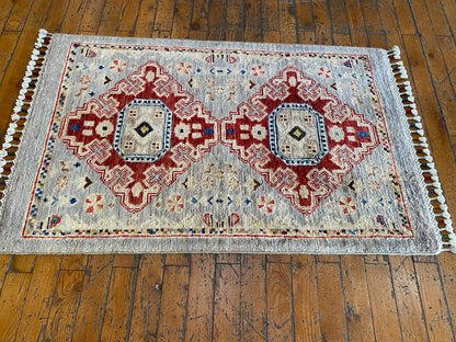 Alfombra pequeña de color crema con tinte natural hecha a mano de 2 x 3 pies