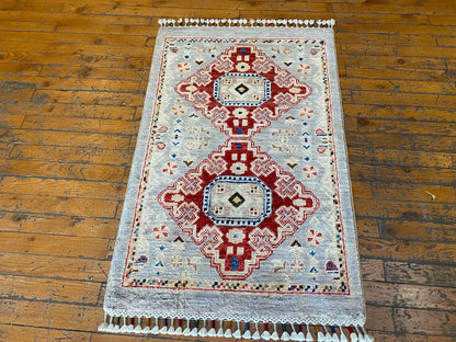 Alfombra pequeña de color crema con tinte natural hecha a mano de 2 x 3 pies