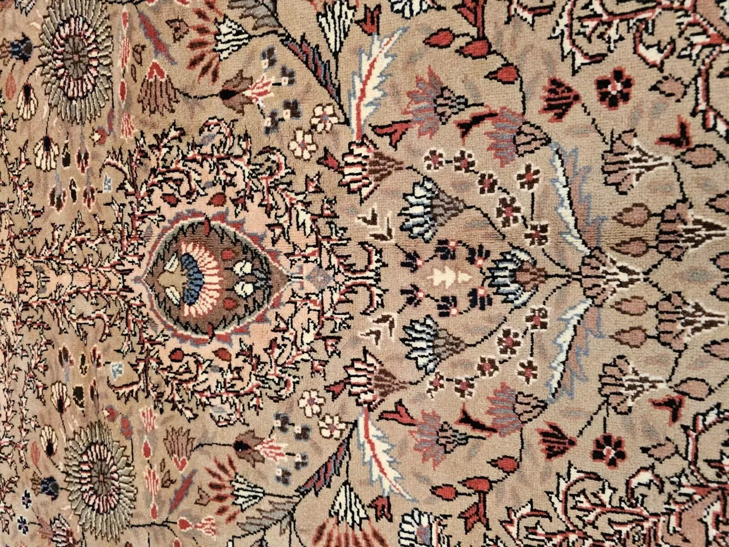 Impresionante alfombra Hereke legendaria de la década de 1950 con pelo de lana y teñido natural de 6'7" × 10'5"