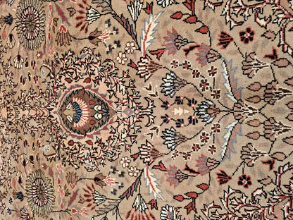 Impresionante alfombra Hereke legendaria de la década de 1950 con pelo de lana y teñido natural de 6'7" × 10'5"