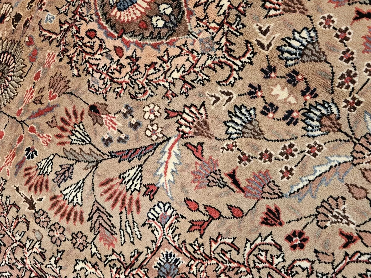 Impresionante alfombra Hereke legendaria de la década de 1950 con pelo de lana y teñido natural de 6'7" × 10'5"