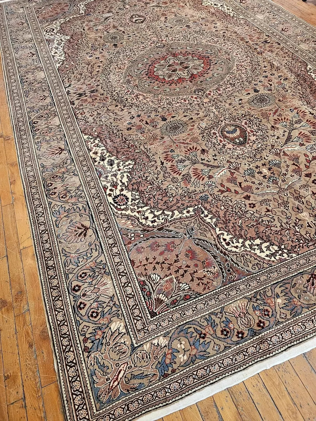 Impresionante alfombra Hereke legendaria de la década de 1950 con pelo de lana y teñido natural de 6'7" × 10'5"