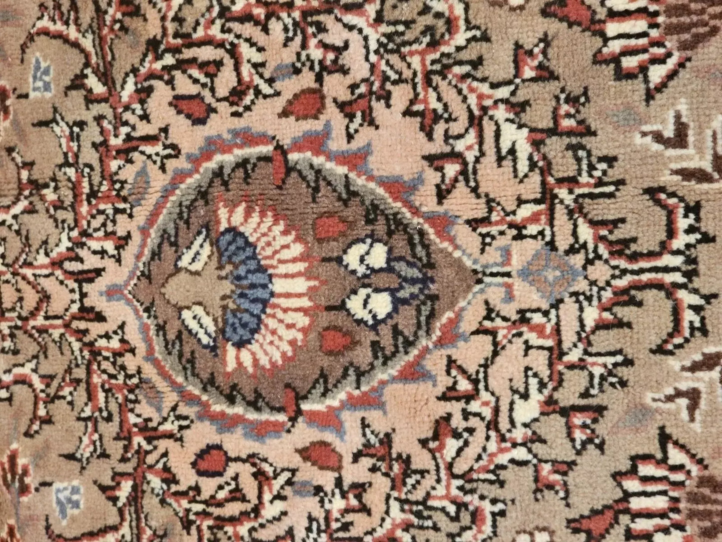 Impresionante alfombra Hereke legendaria de la década de 1950 con pelo de lana y teñido natural de 6'7" × 10'5"