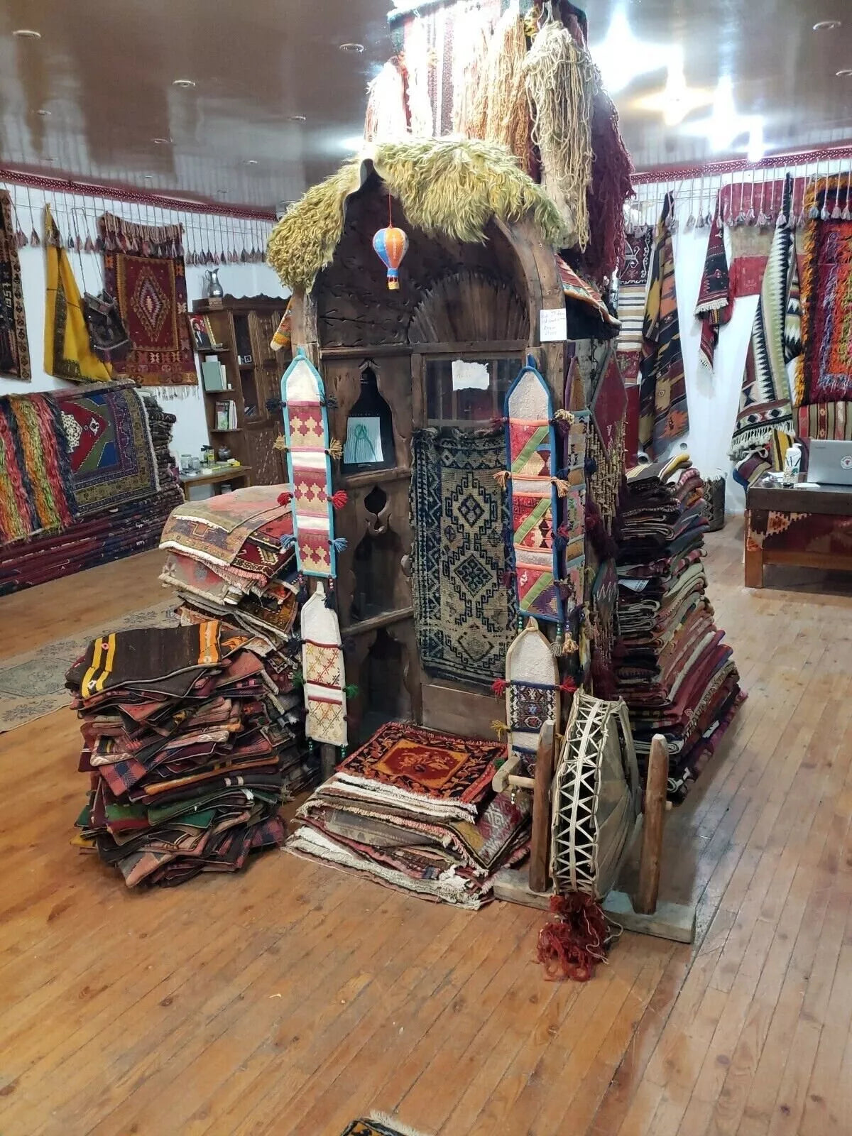 Alfombra Kilim de tejido plano de lana teñida natural, con fecha de 1977, de 3'3" x 15'4"